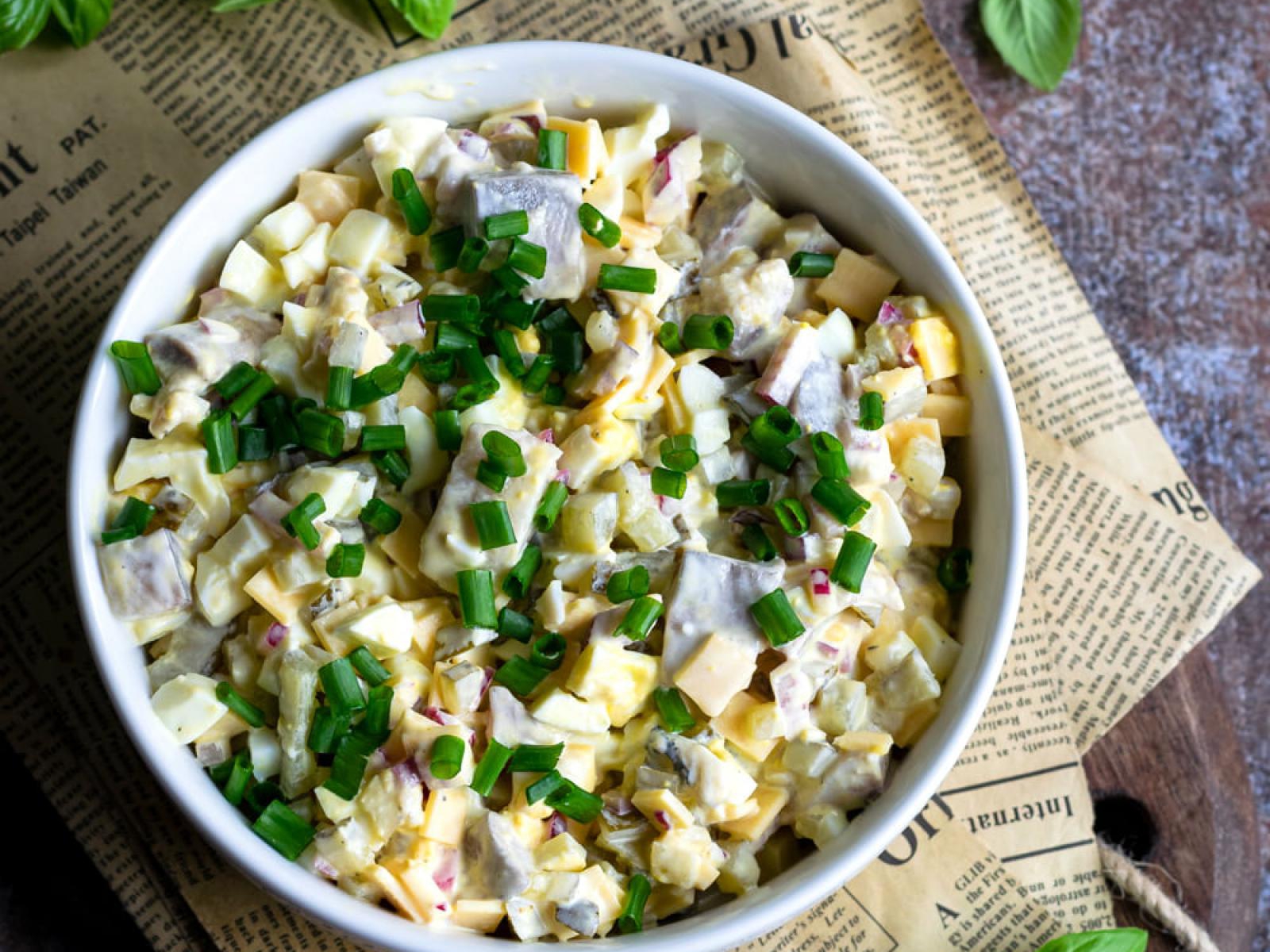 Sałatka śledziowa z kiszonym ogórkiem i serem cheddar