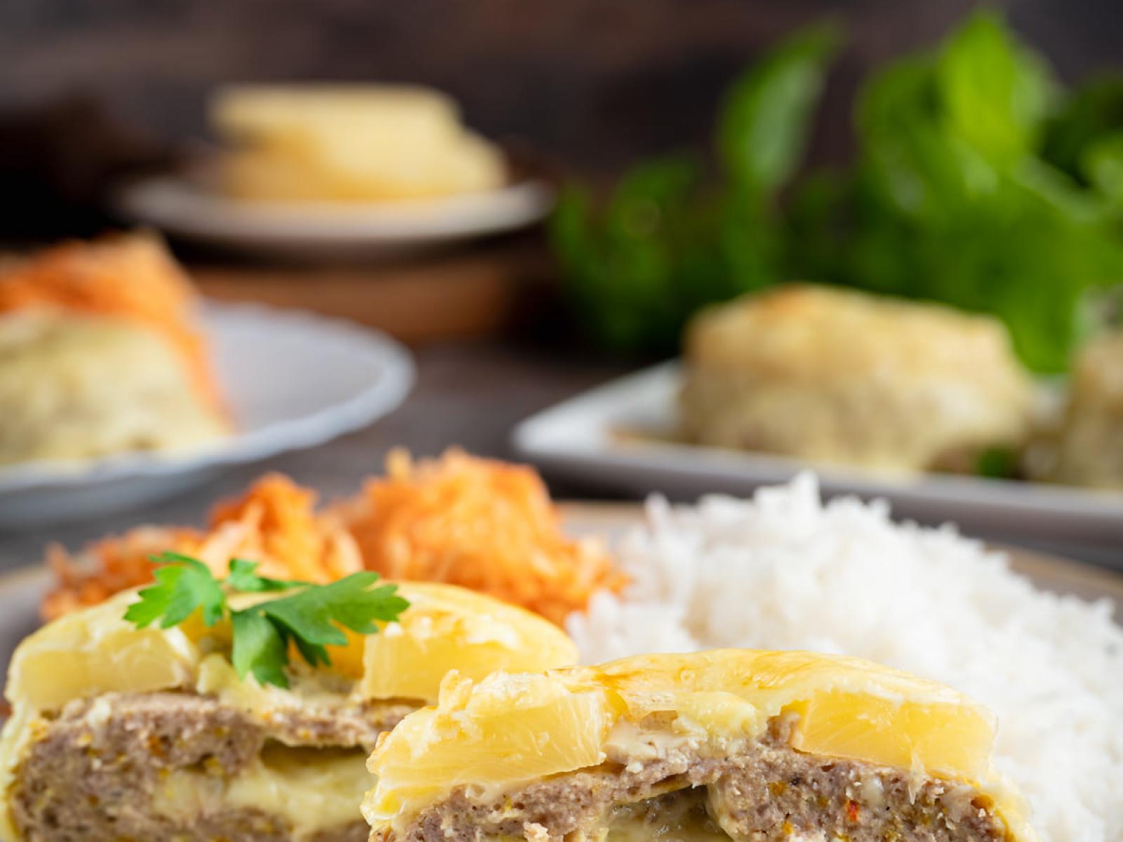 Kotlety mielone z serem i ananasem (z piekarnika)