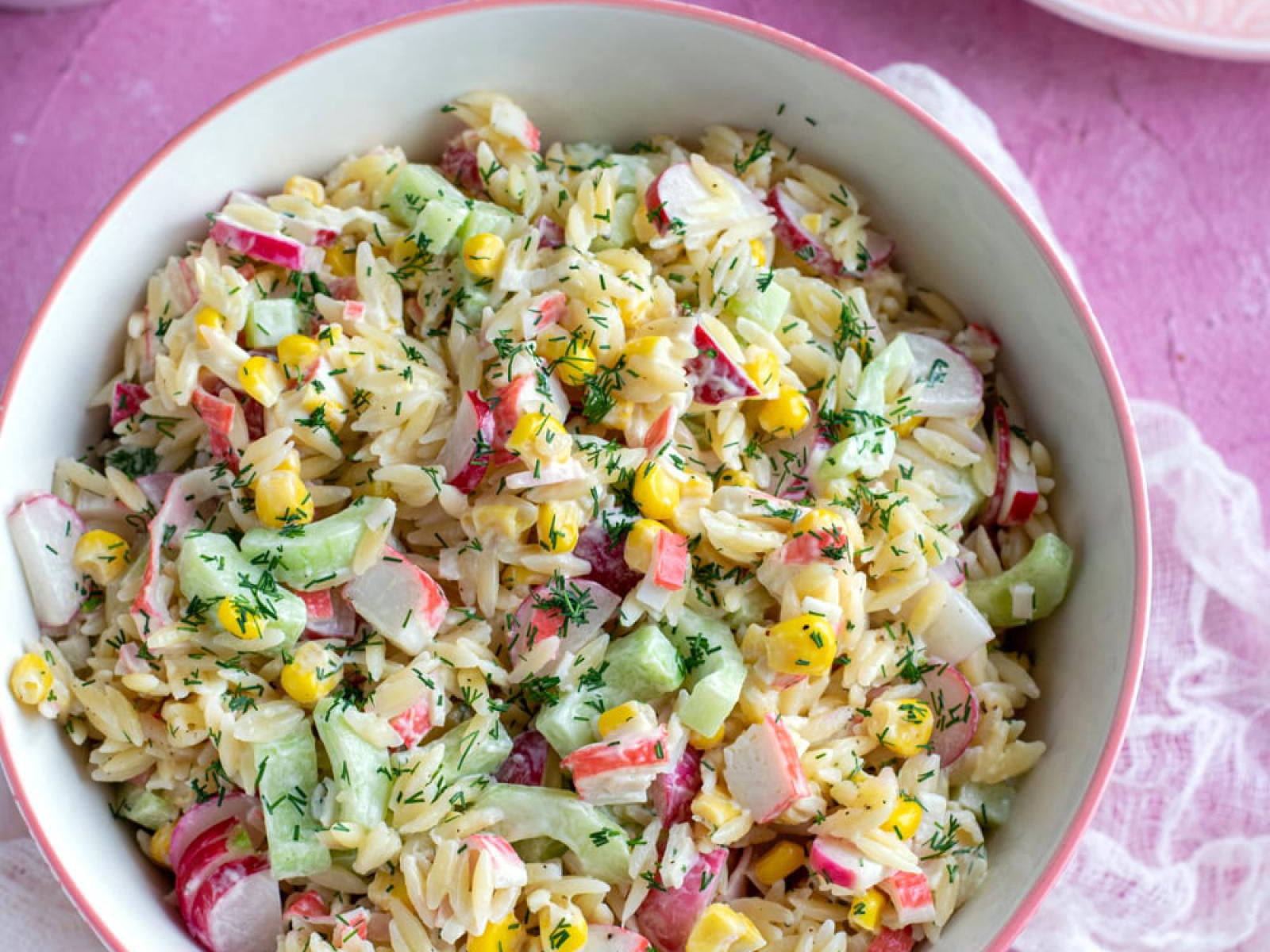 Sałatka z makaronem orzo oraz surimi