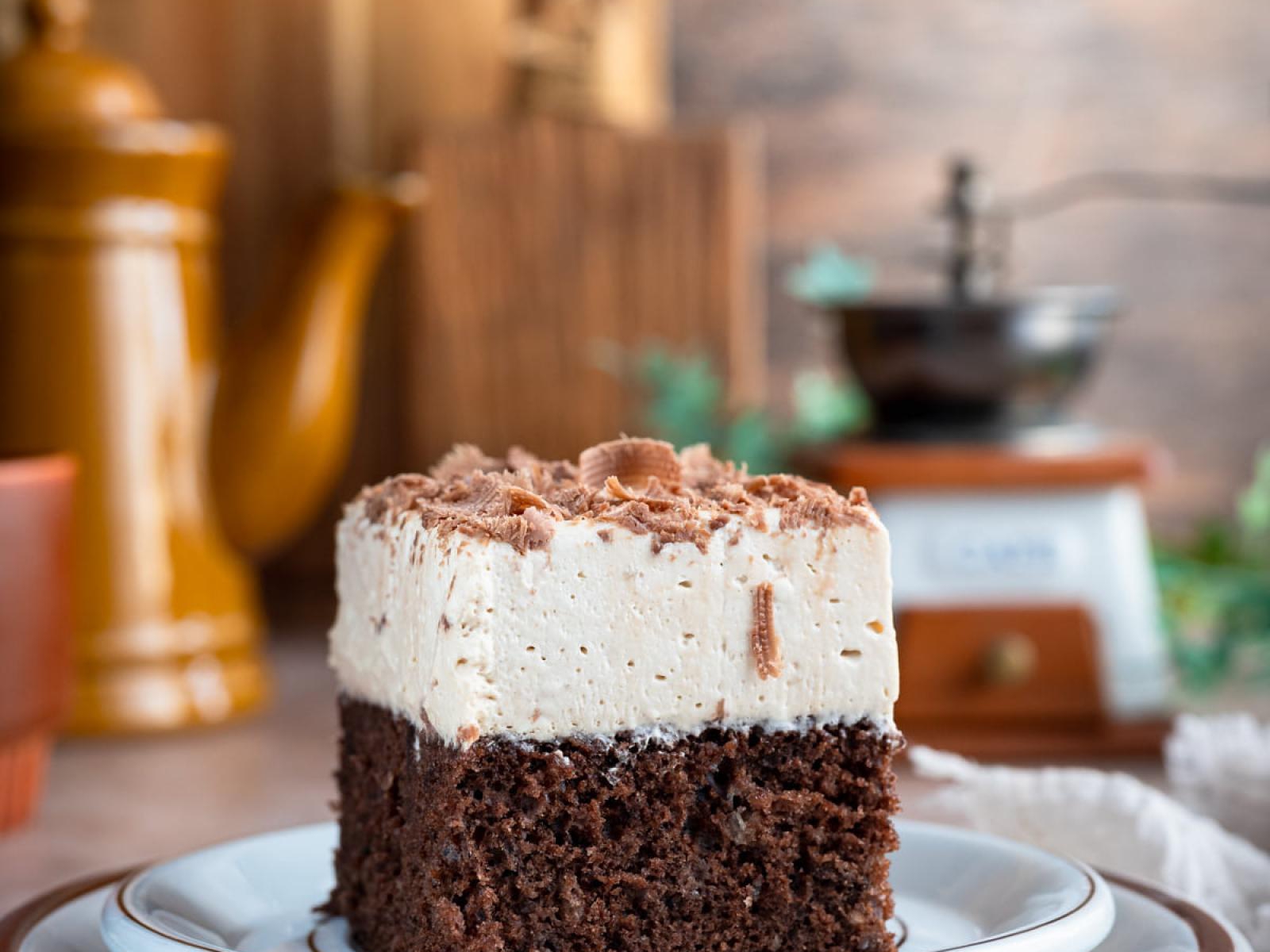 Wilgotne ciasto czekoladowe z kawową pianką