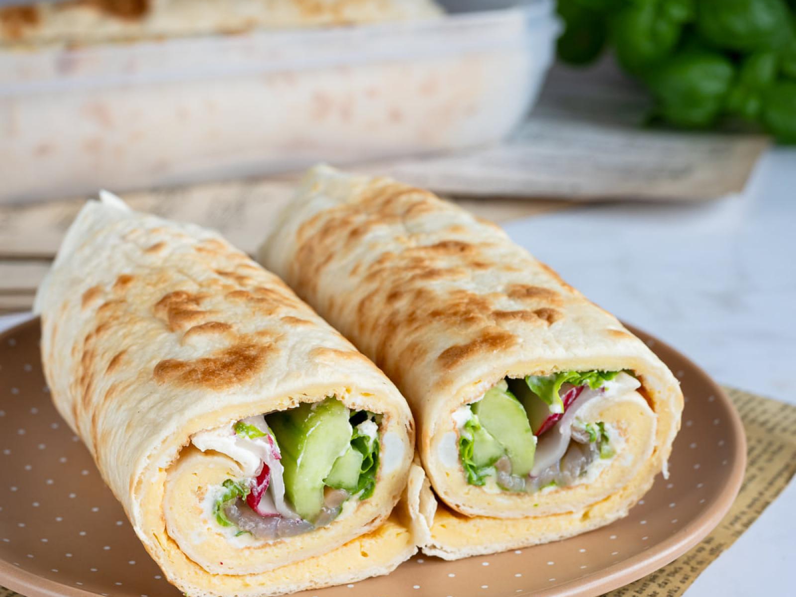 Wrap z omletem, łososiem i warzywami