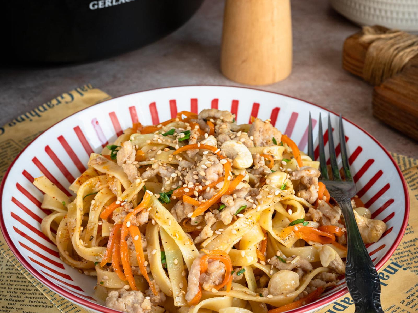 Makaron z mięsem w sosie miodowo-czosnkowym