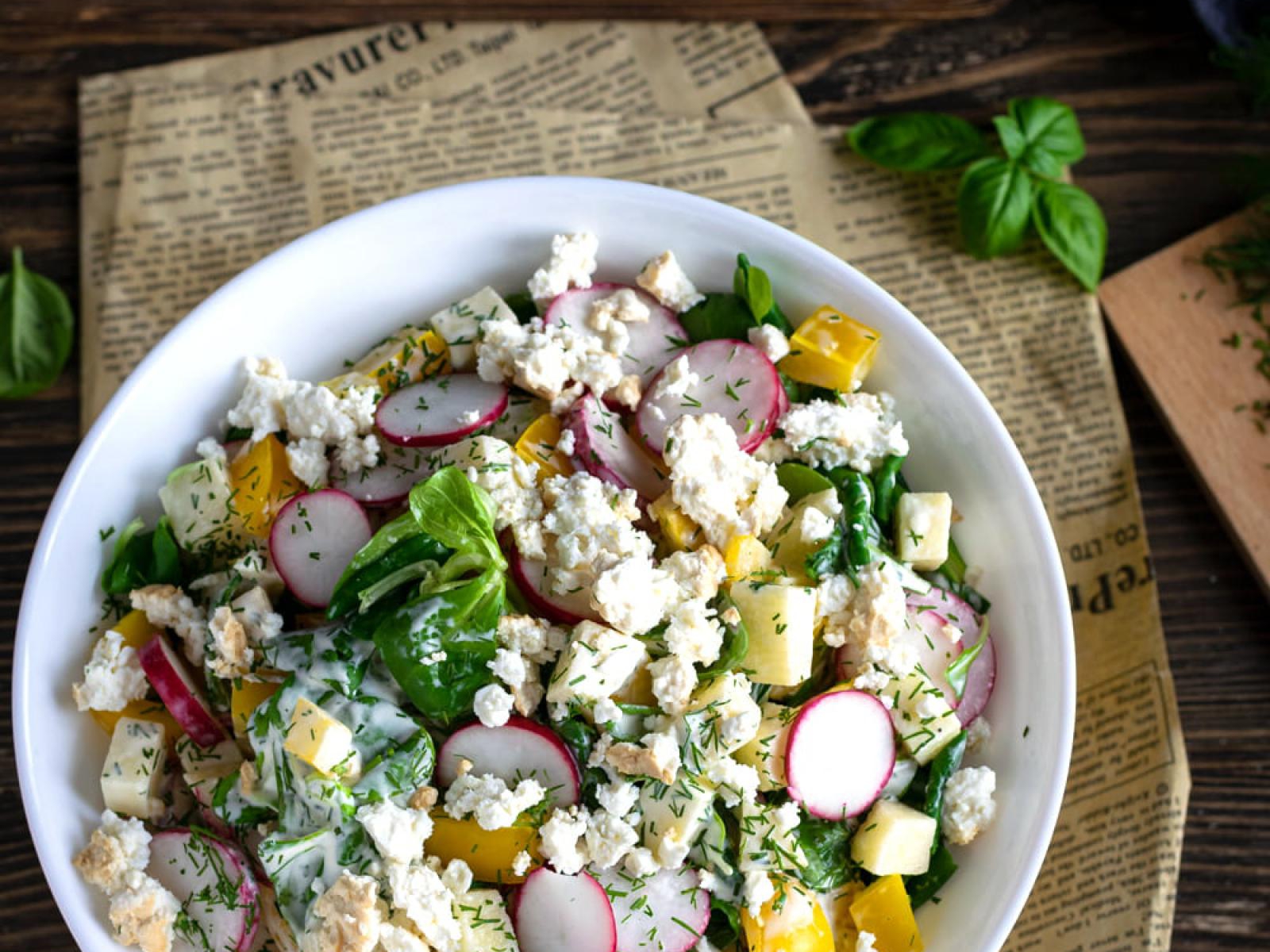 Sałatka z rzodkiewką, jabłkiem i twarogiem