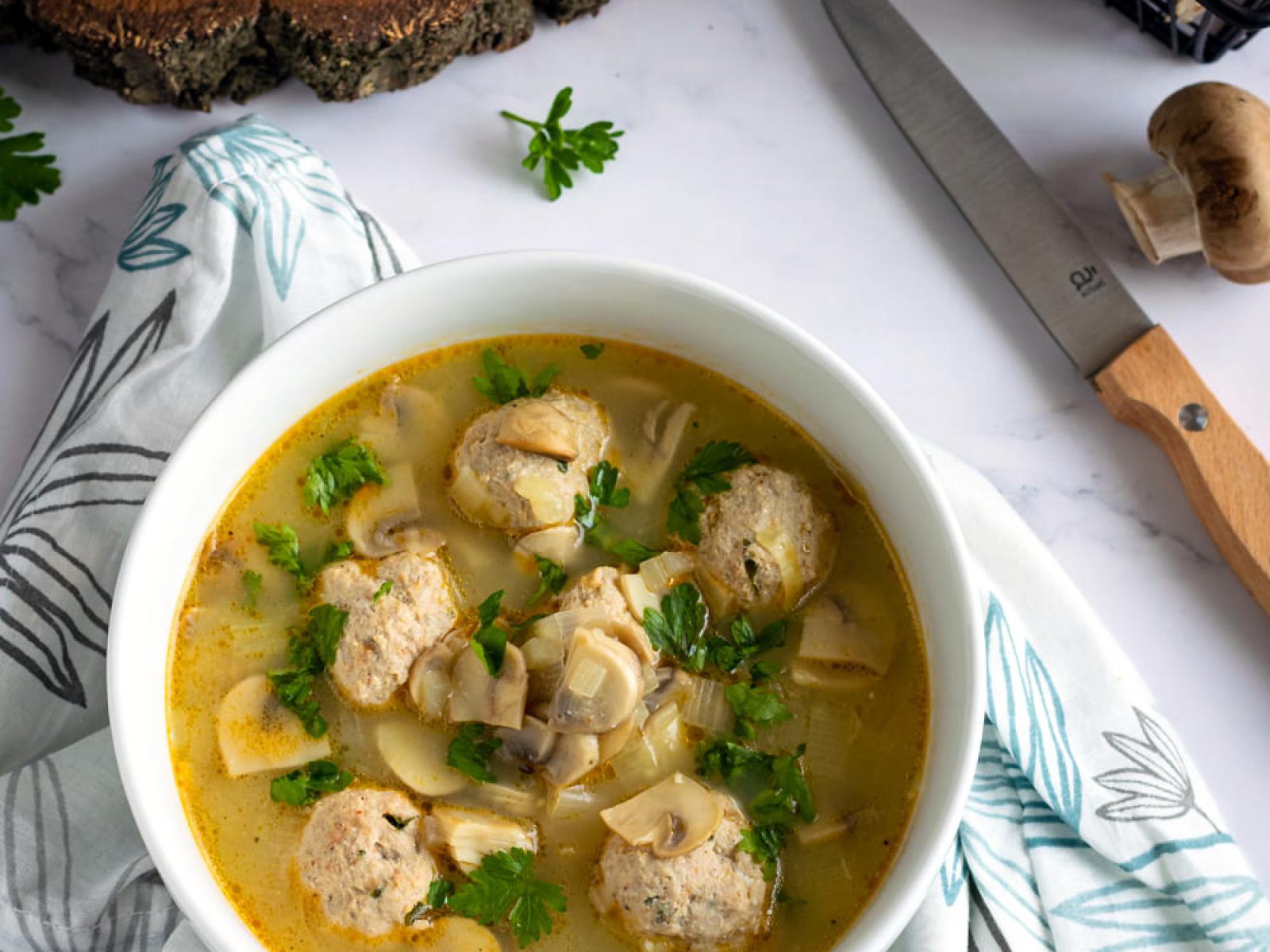 Zupa porowo-pieczarkowa z drobiowymi klopsikami