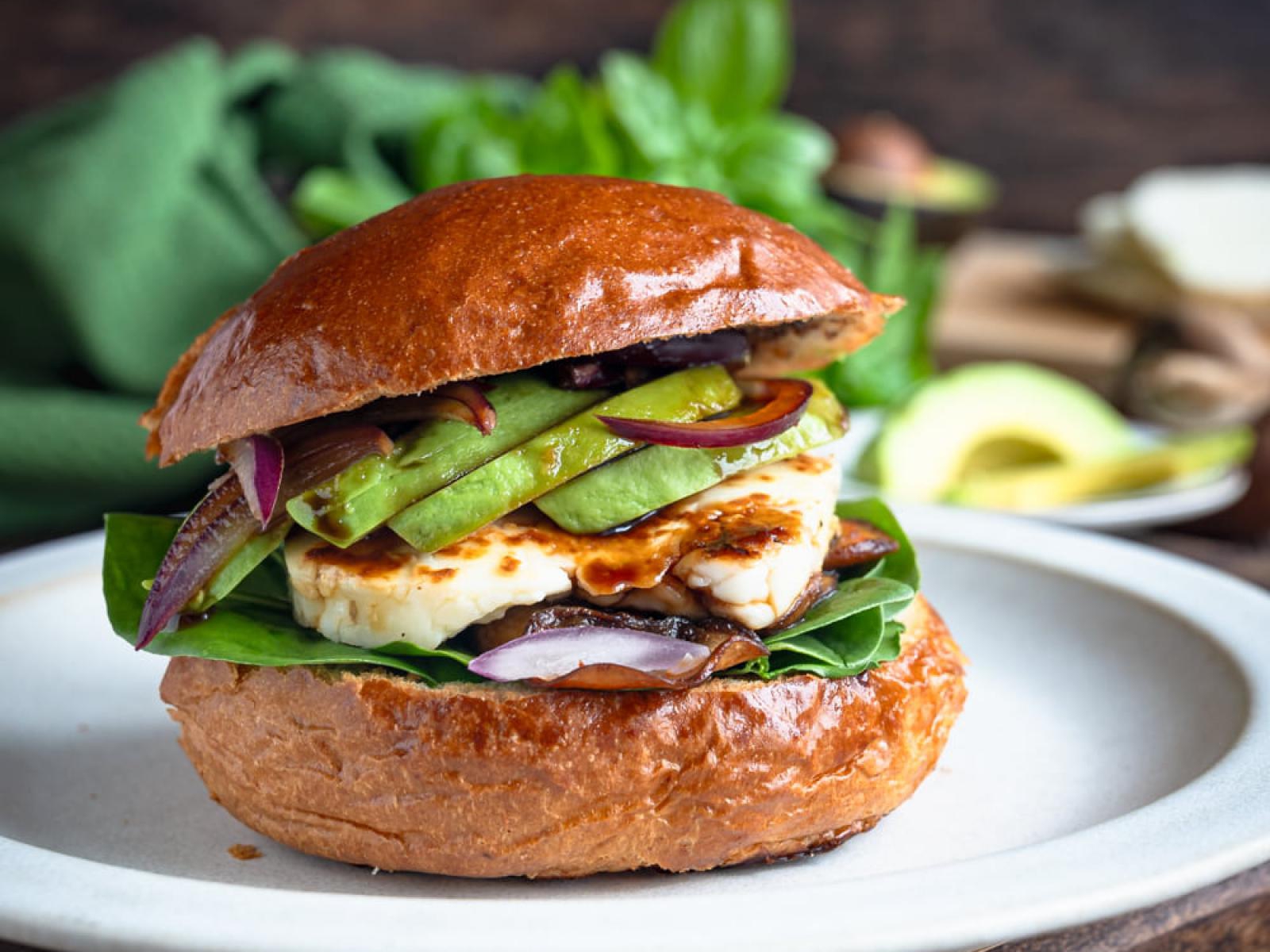 Burgery z pieczarkami, awokado i halloumi