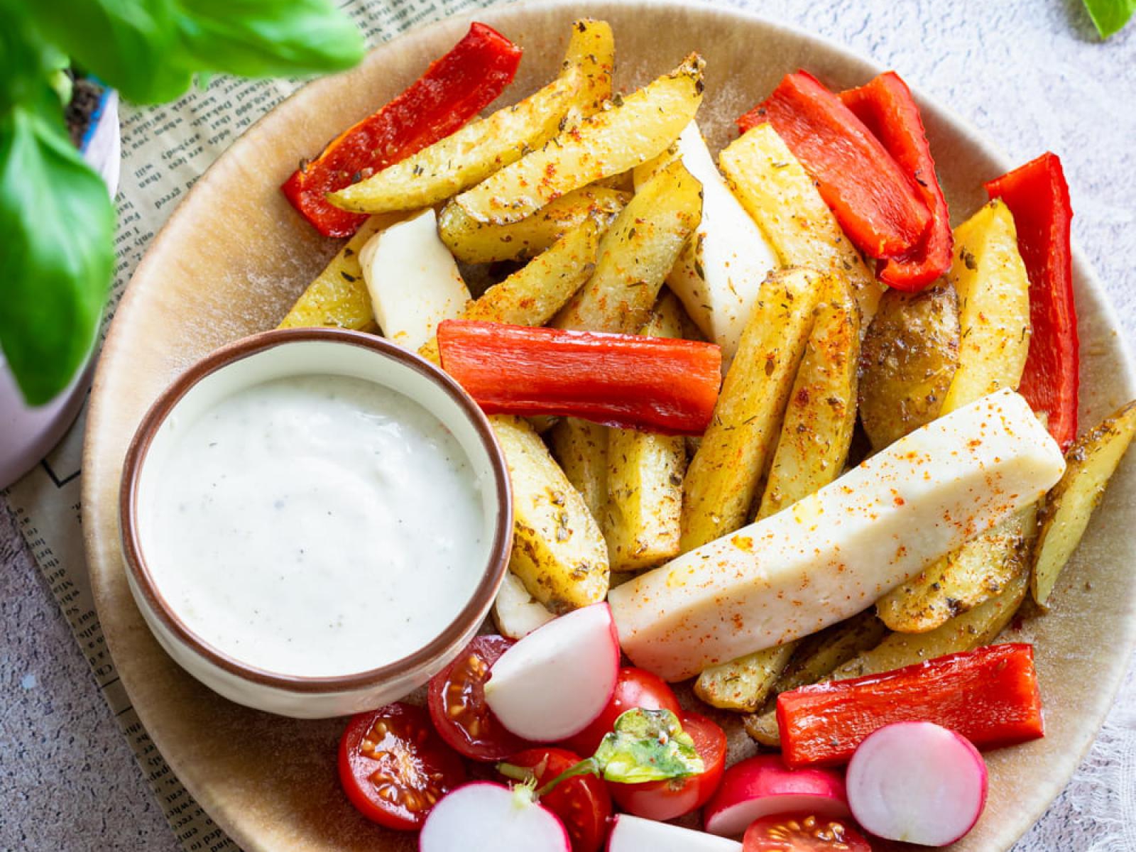 Domowe frytki ziemniaczane z papryką, halloumi i sosem czosnkowym