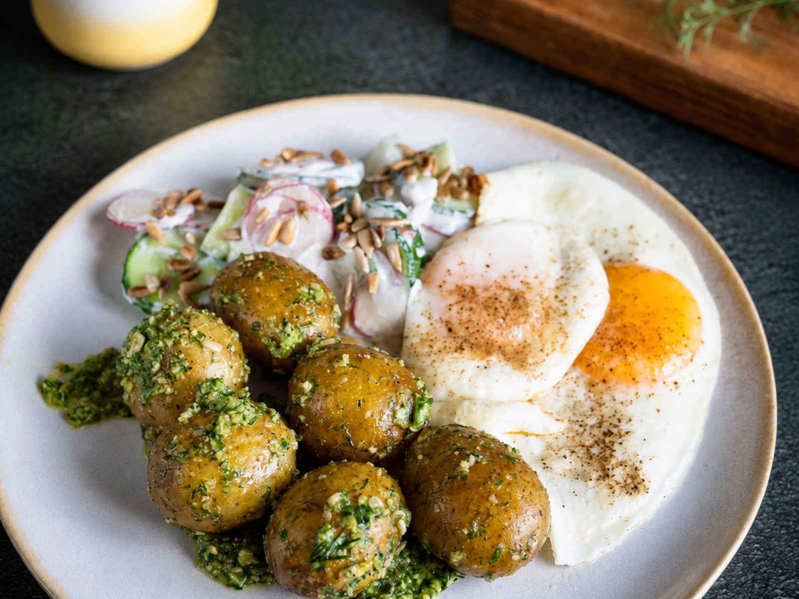 Młode ziemniaki z pesto koperkowym