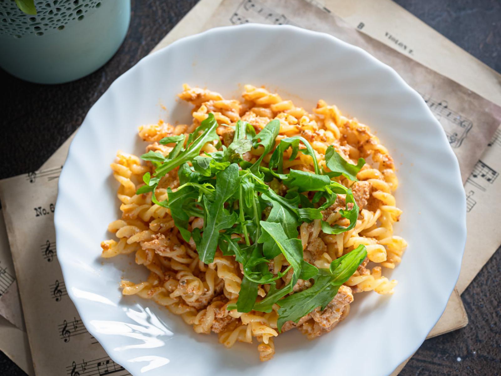 Makaron z kurczakiem, czerwonym pesto i ricottą