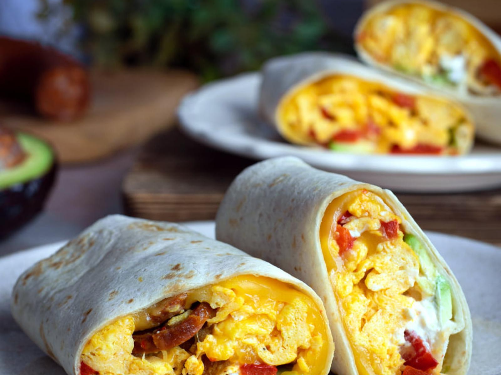 Tortilla z jajecznicą, chorizo i pieczoną papryką