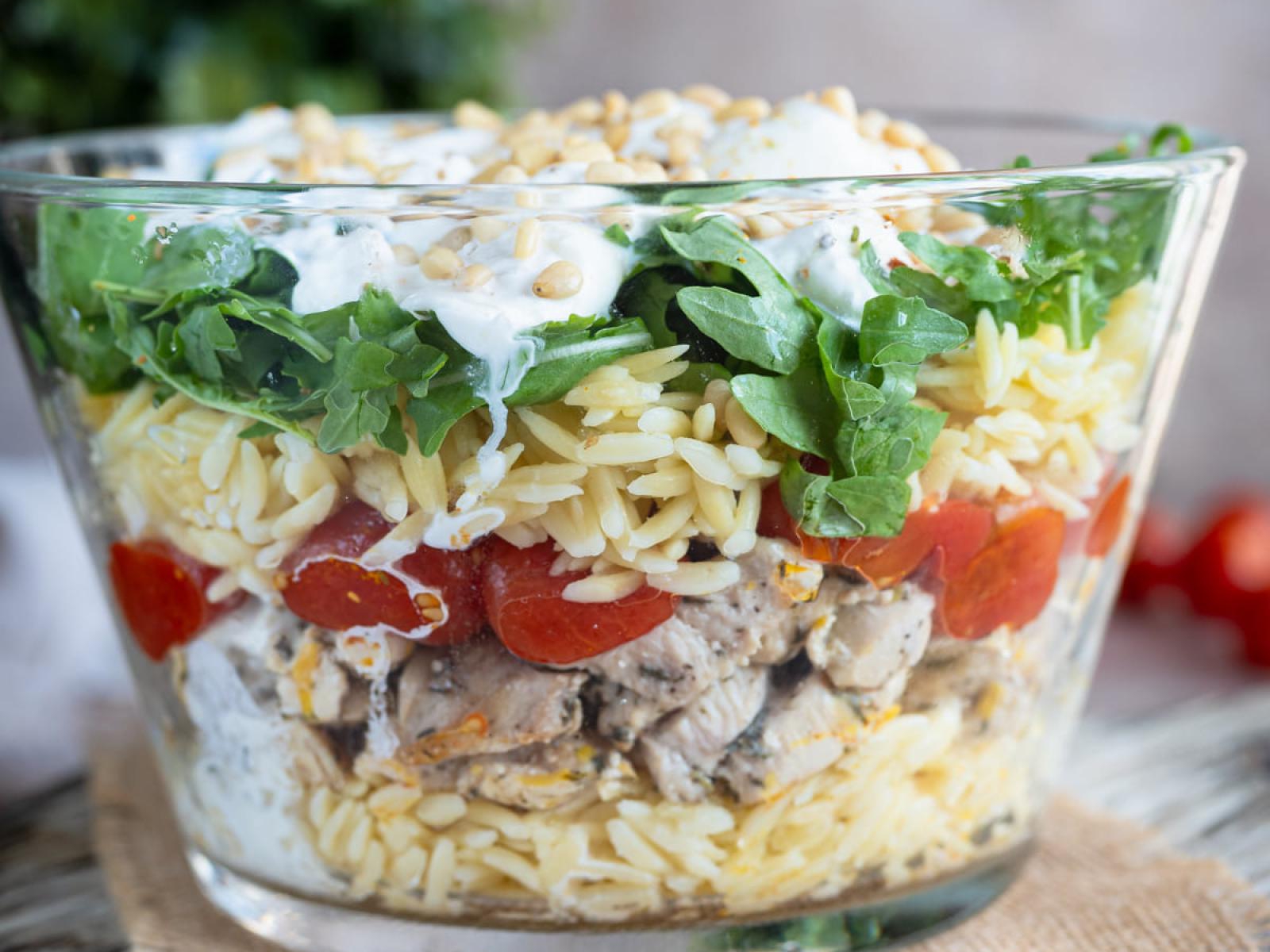 Warstwowa sałatka orzo z kurczakiem, pieczonymi pomidorkami i burratą