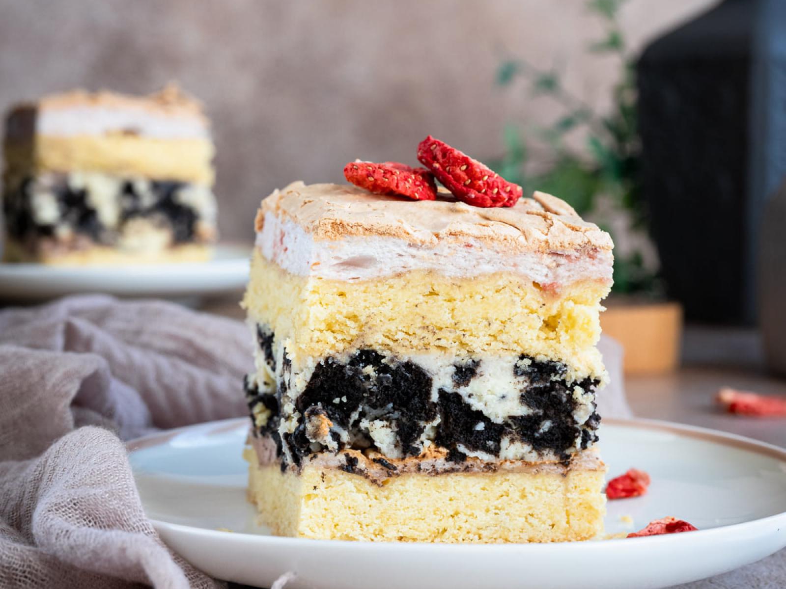 Kruche Ciasto z Bezą i Kremem Oreo