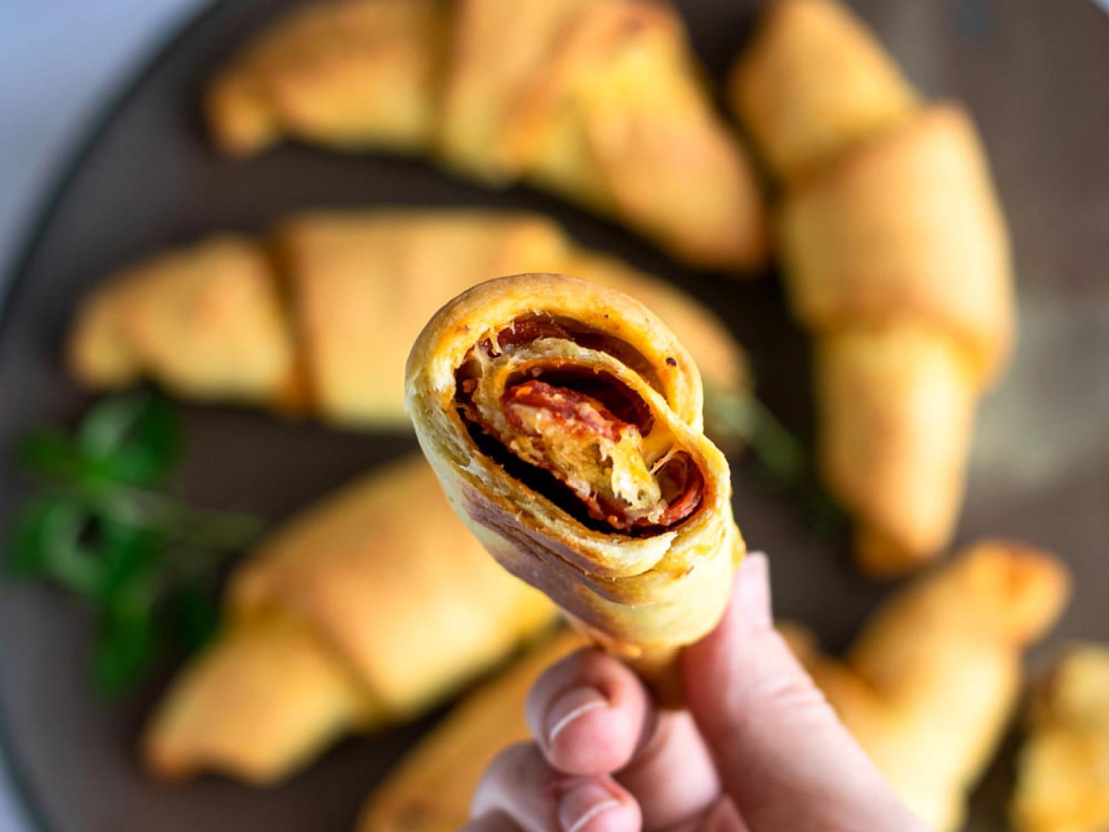 Rogaliki drożdżowe z serem i pepperoni