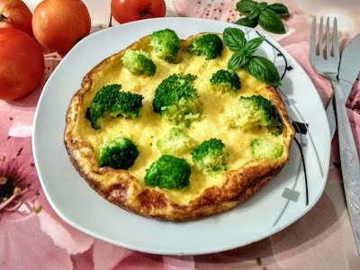 Omlet z serem i brokułami.