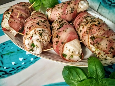 Roladki drobiowe w boczku ze szczypiorkiem i papryką.