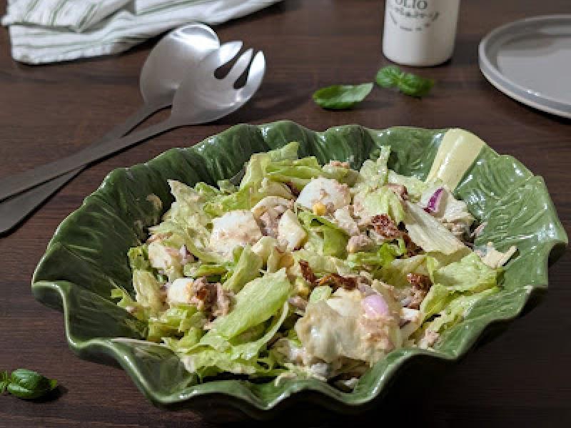 Sałatka z tuńczykiem i suszonymi pomidorami