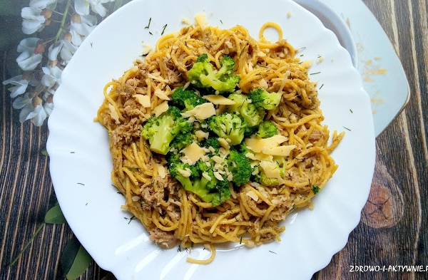 Spaghetti w pesto z tuńczykiem i brokułami