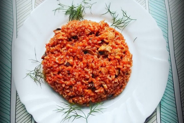 Indyk z ryżem i warzywami w sosie pomidorowym