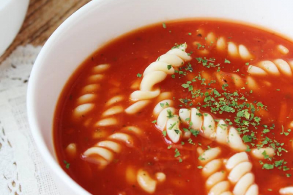 Zupa pomidorowa z passaty – najprostszy przepis na pomidorówkę!