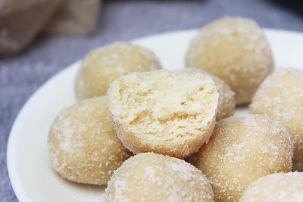 Przepis na kulki mocy z tahini i mąki kokosowej – bez cukru!
