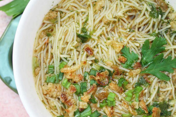 Domowa zupka chińska – przepis na ekspresowe danie z makaronem ryżowym