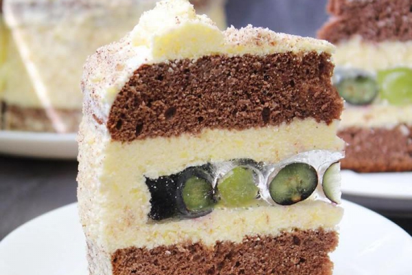 Ciasto z przezroczystą galaretką – tort z kremem budyniowym i owocami