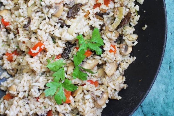Ryż smażony z grzybami i papryką – prosty przepis na ryż
