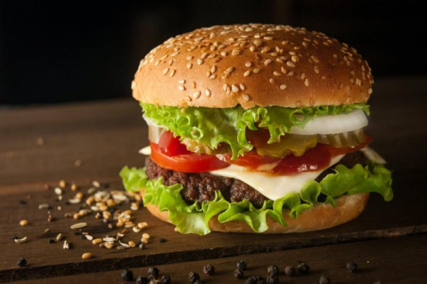 Najpopularniejszym z fastfoodów jest hamburger