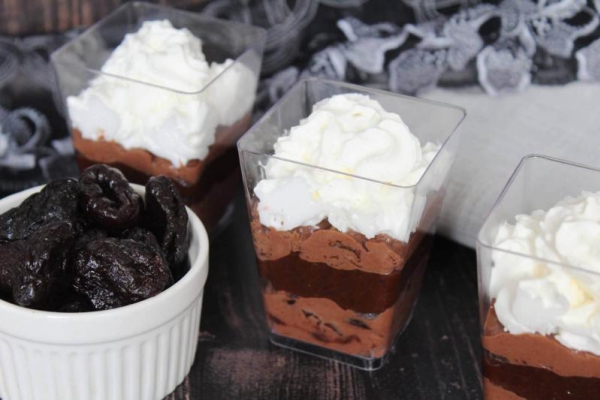 Deser CZEKOŚLIWKA – czekoladowy deser ze śliwkami bez pieczenia