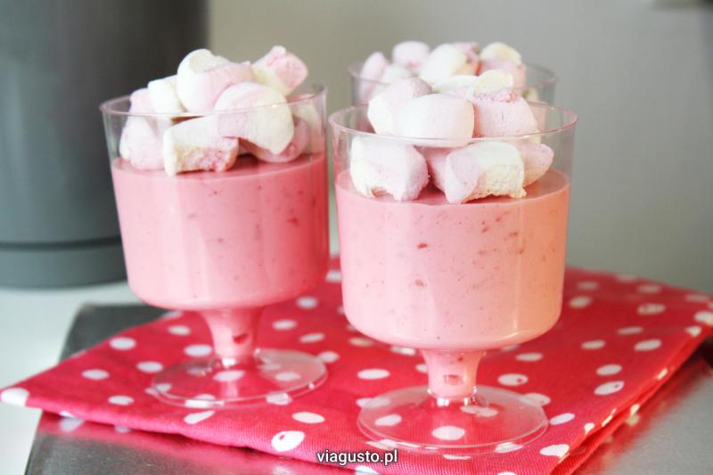 Różowy deser z piankami marshmallow