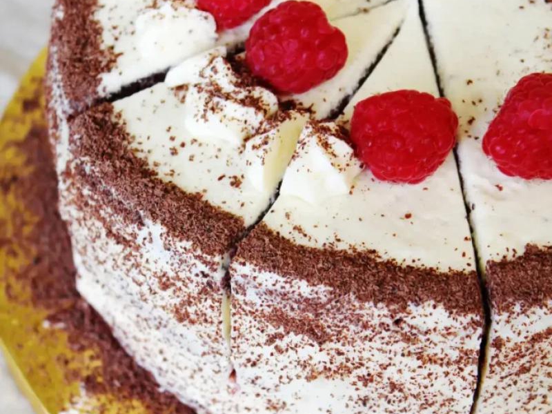 Tort malinowy z frużeliną