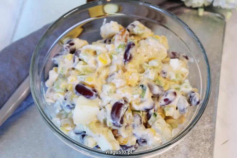 Sałatka z czerwoną fasolą z orzechami