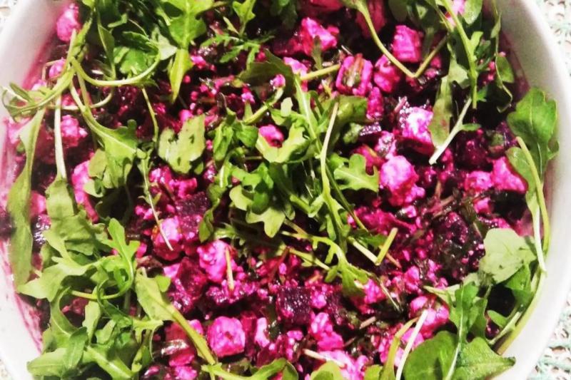 Sałatka z pieczonych buraków i rukoli