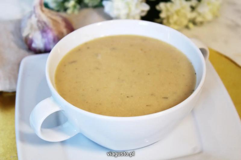 Aromatyczna zupa z pieczonego czosnku