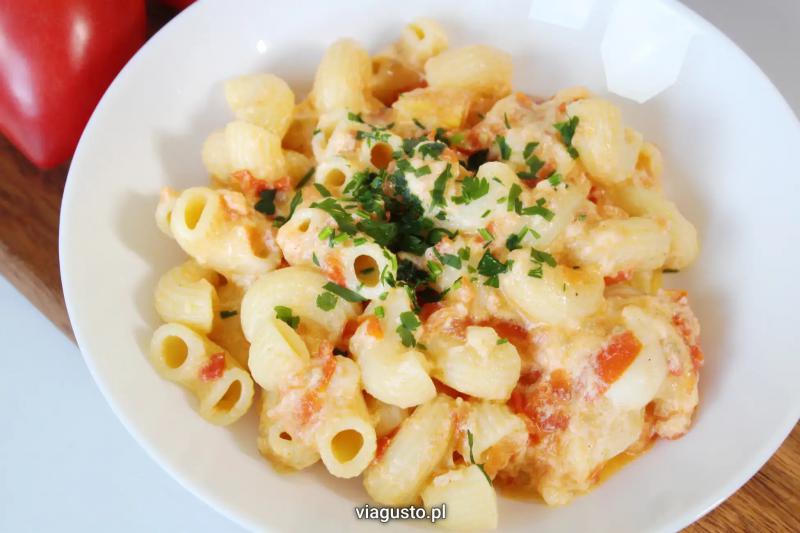 Makaron z burratą i pomidorami