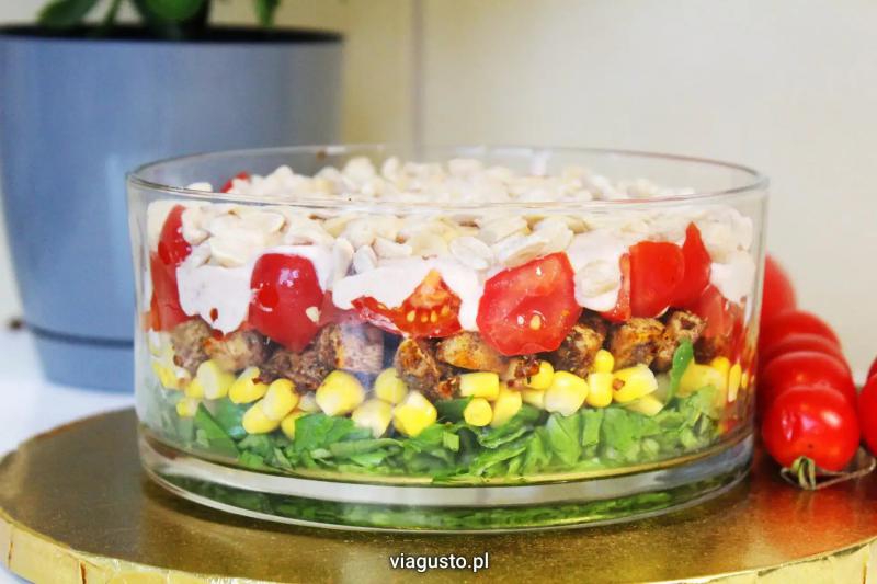 Warstwowa sałatka na Sylwestra z orzeszkami