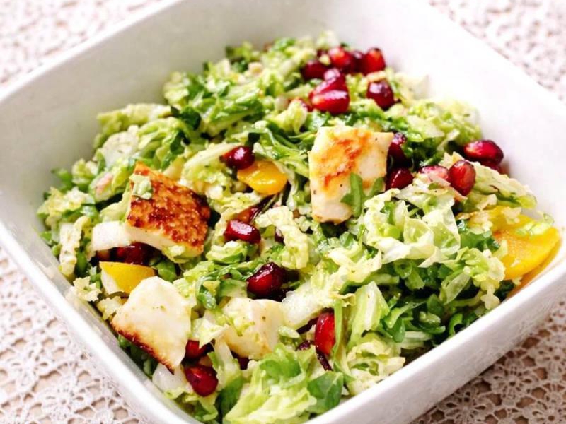 Sałatka z halloumi i brzoskwiniami