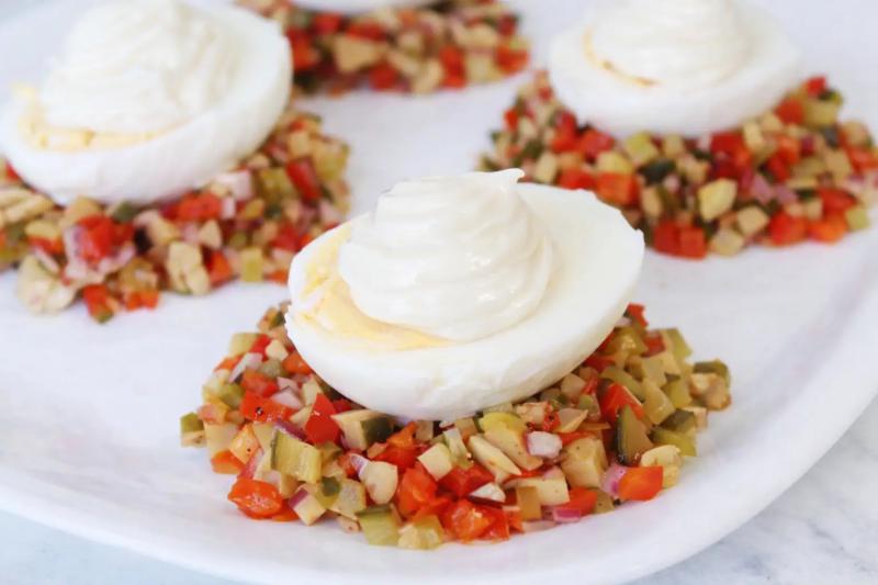 Jajka na warzywach – przystawka na zimno