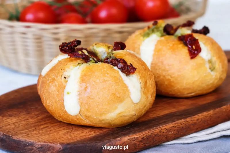 Zapiekane kajzerki z mozzarellą i pesto