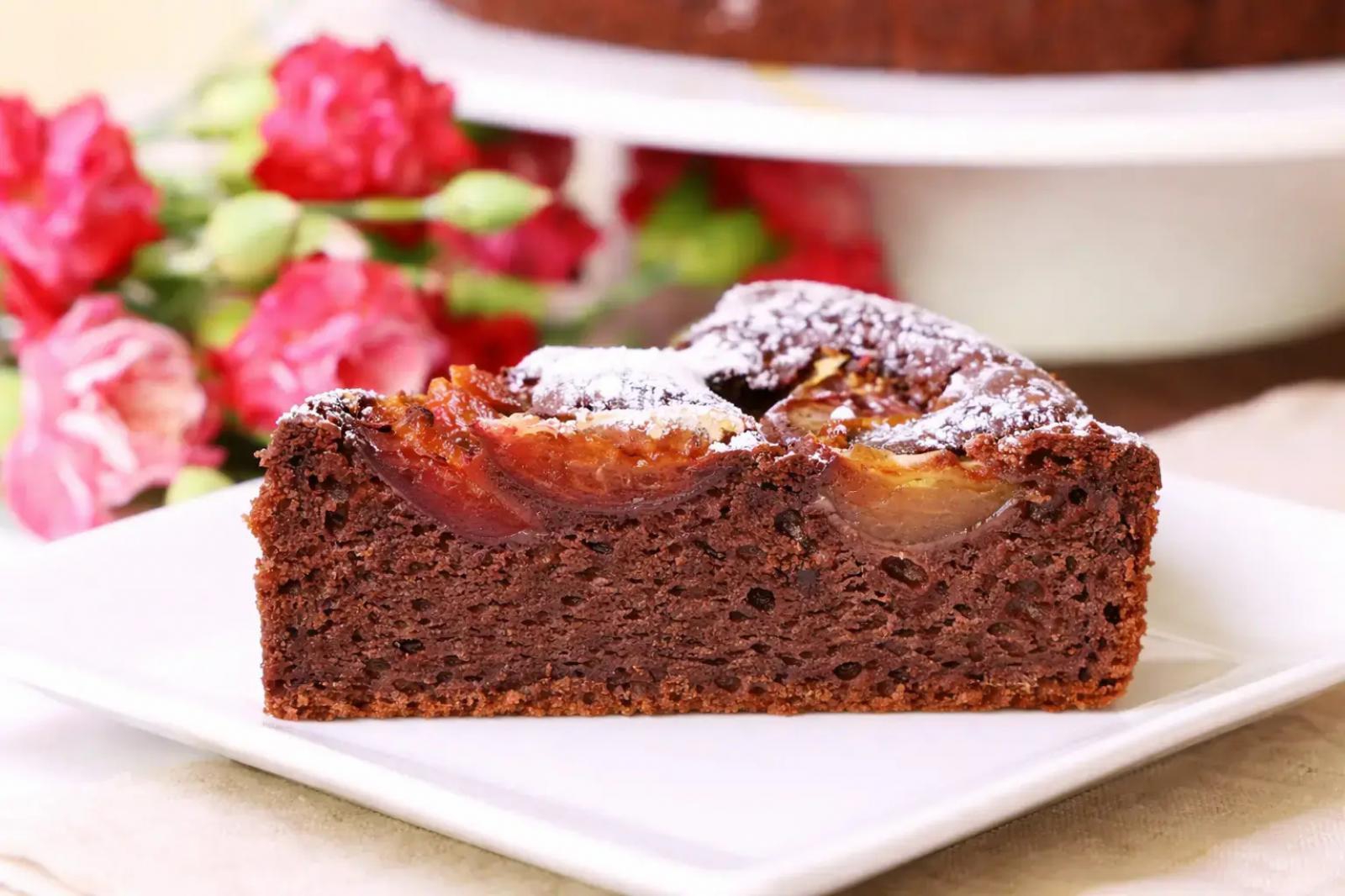 Niezawodne ciasto jogurtowe z mrożonymi śliwkami