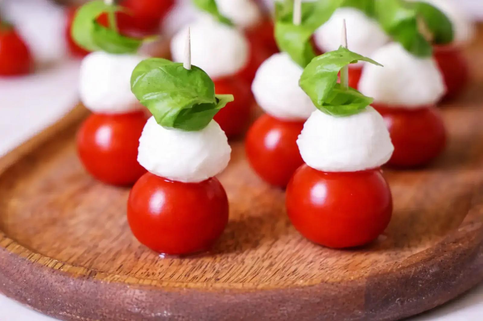 Szaszłyki Caprese