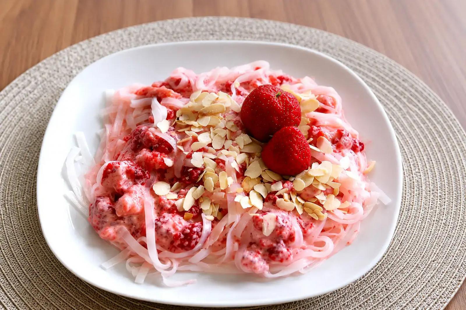 Makaron ryżowy z truskawkami