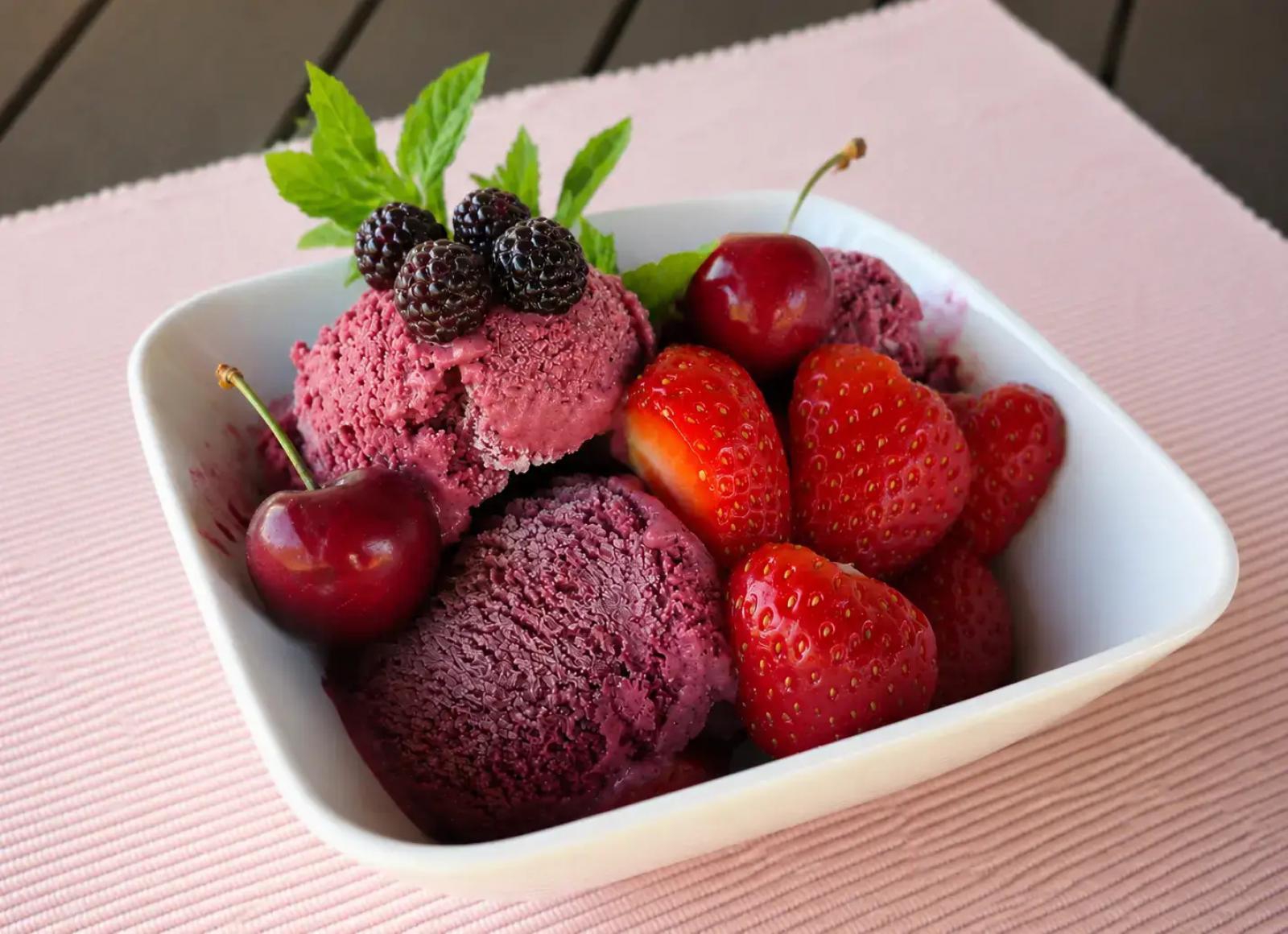 Lody sernikowe z czarną porzeczką