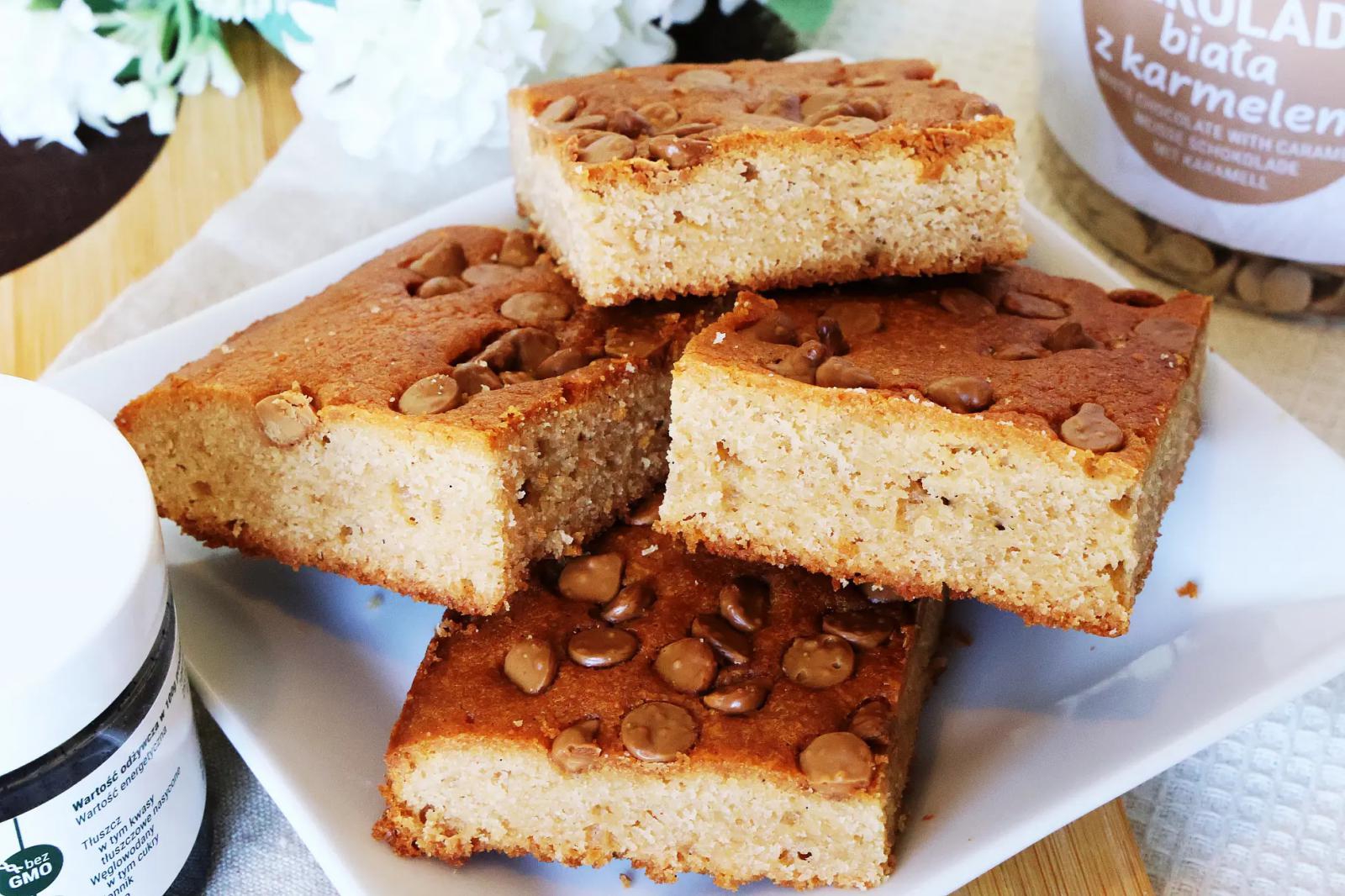 Waniliowe blondie z karmelową czekoladą