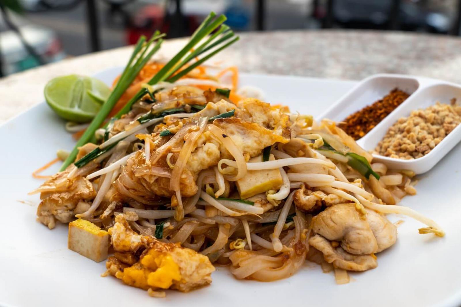 Pad Thai jak z tajskiej ulicy – przepis i 3 błędy, przez które danie nie wychodzi