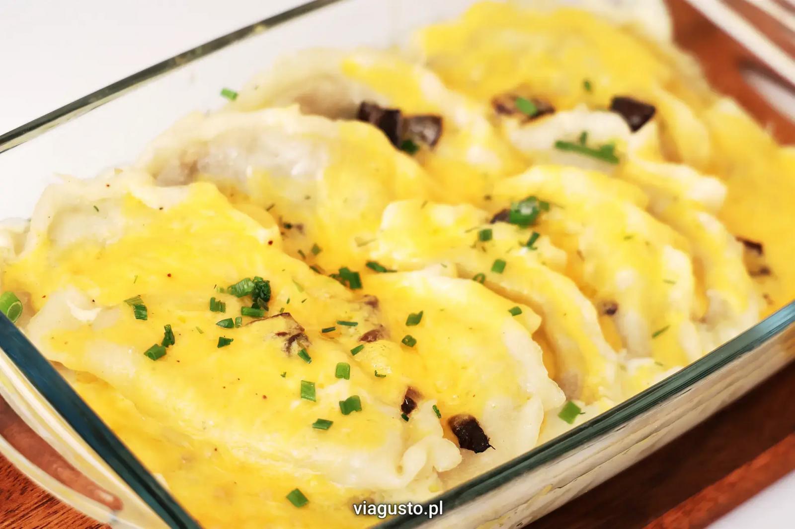 Zapiekanka z pierogów z cheddarem