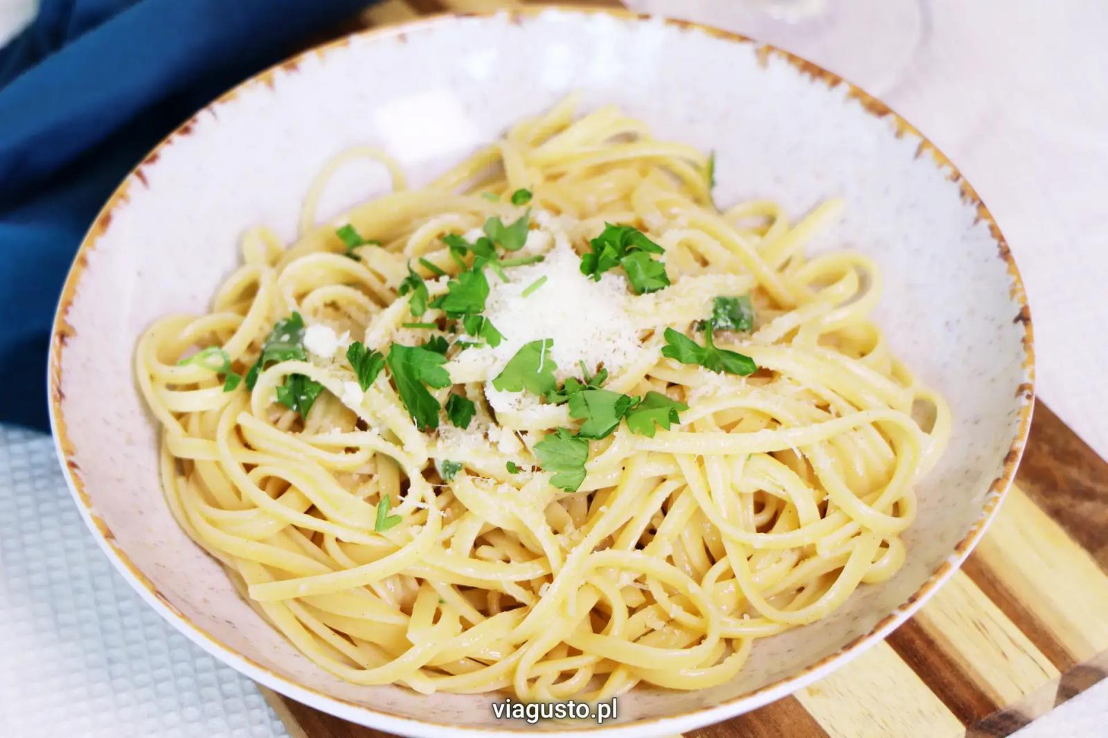 Makaron z oliwą, czosnkiem i parmezanem