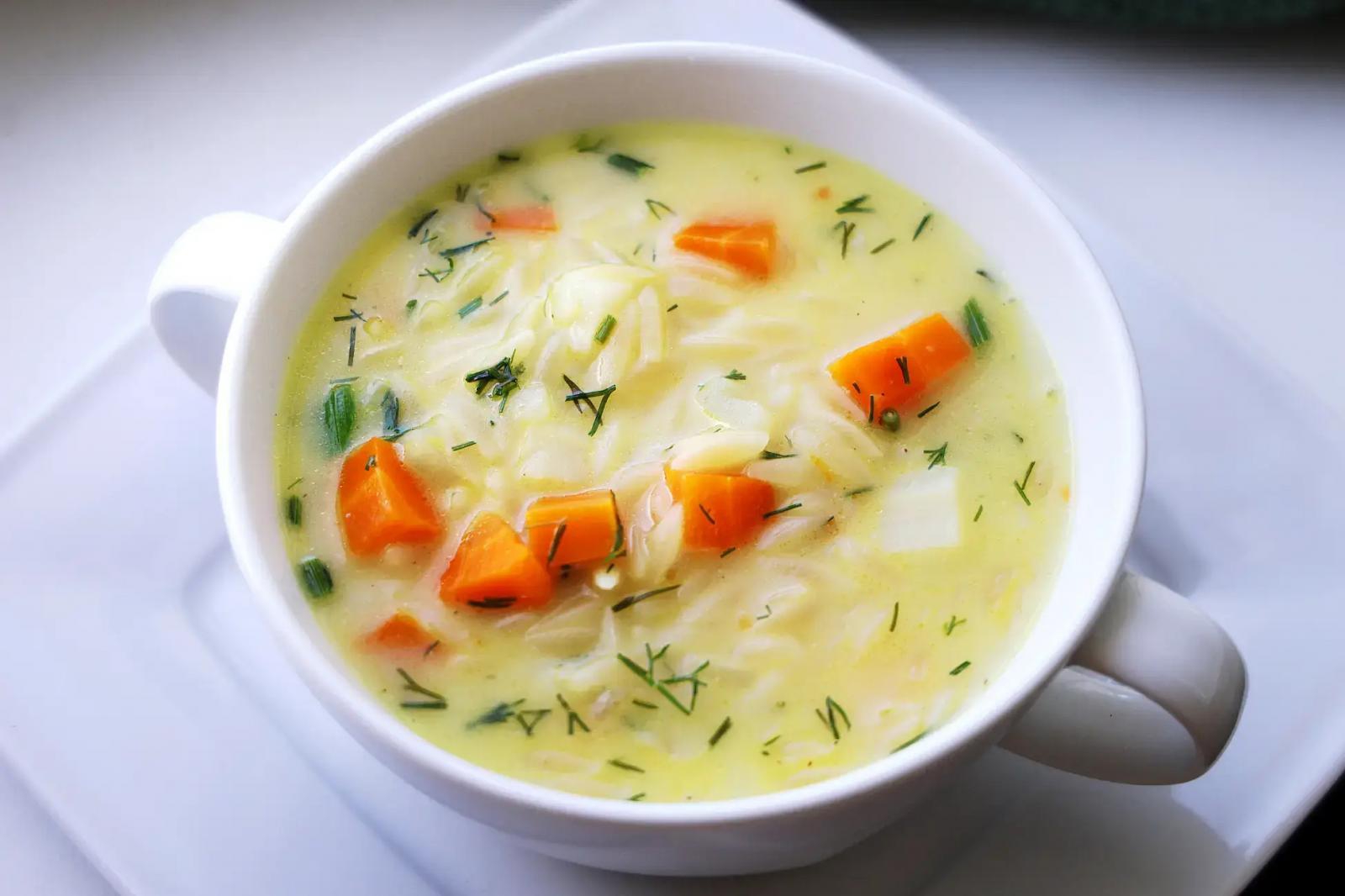 Zupa z makaronem orzo