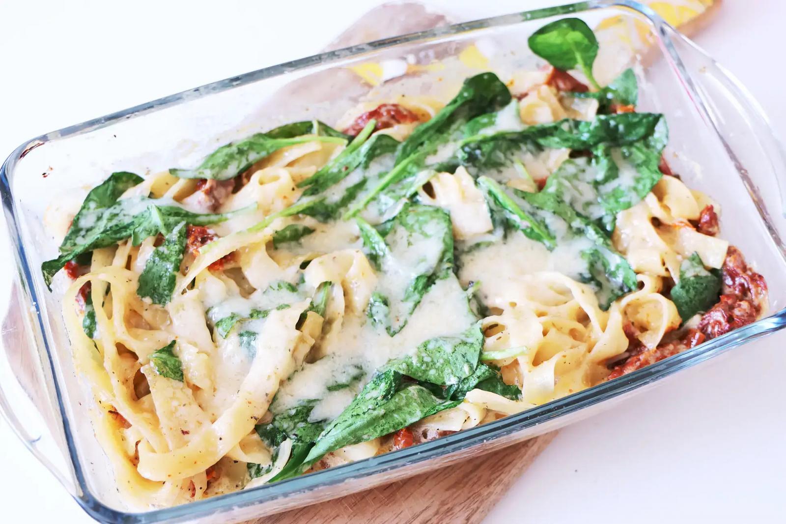 Pieczone tagliatelle z suszonymi pomidorami