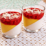 Deser z mango i malinami