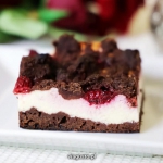 Sernikobrownie z malinami